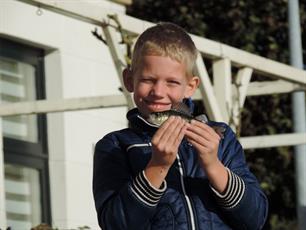 Visvergunning in Twenterand verplicht, gratis voor jeugdvissers