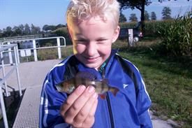 Gerrit Lubbers - jongen met baars (Large)