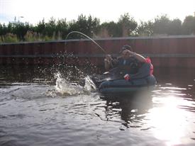 Jan Hendrik Jonkers - vissen in de bellyboat (Large)