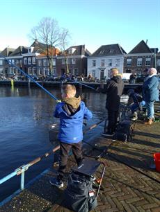 Jeugd vangt ruim 88 kilo vis tijdens Havenvisdag Genemuiden