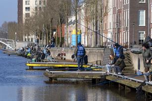 Jongste koppel vissers schittert op Havenvisdag Steenwijk