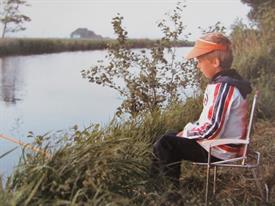 Tim Hulshof - Tim met bamboehengeltje aan de Berkel (Large)